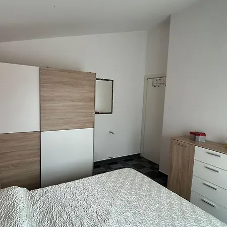 Family Friendly With A Swimming Pool - 22040 Apartment Pula