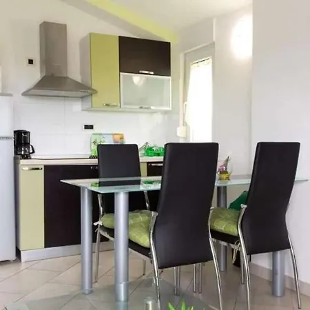 Apartment Family Friendly With A Swimming Pool - 22040 Pula
