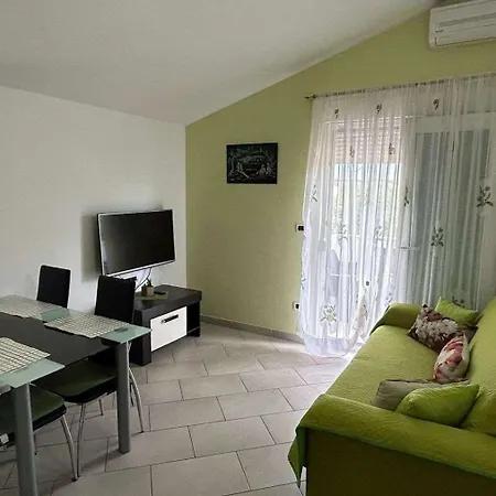 Family Friendly With A Swimming Pool - 22040 Apartment