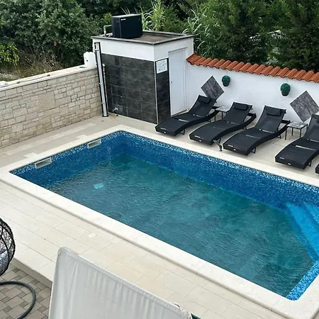 Family Friendly With A Swimming Pool - 22040 *