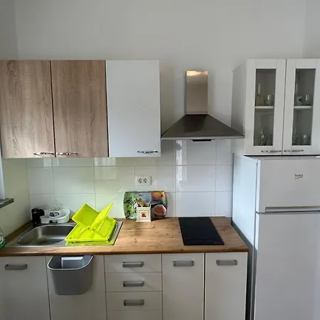 Family Friendly With A Swimming Pool - 22040