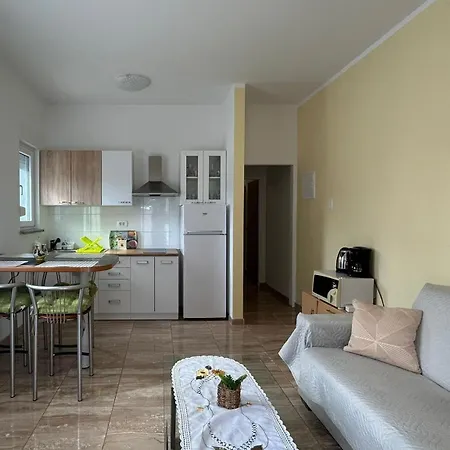 Family Friendly With A Swimming Pool - 22040 Apartment