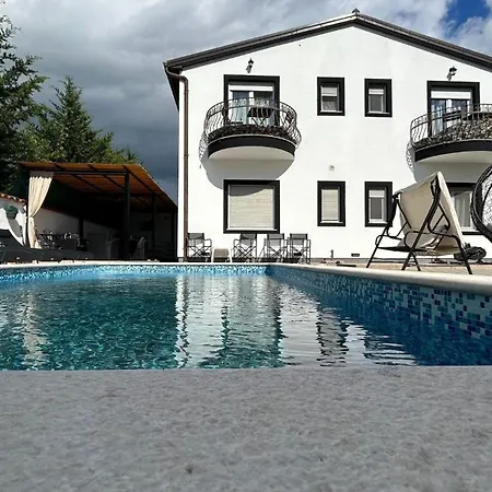 Family Friendly With A Swimming Pool - 22040 *