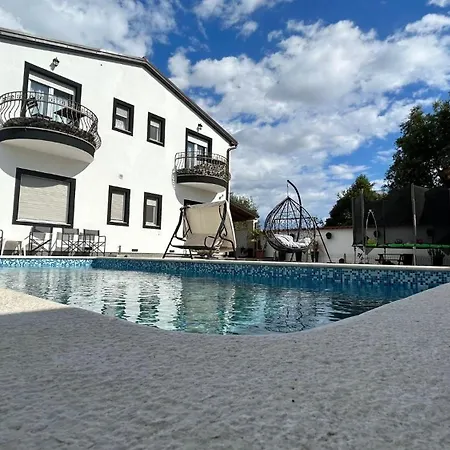 Family Friendly With A Swimming Pool - 22040 Pula